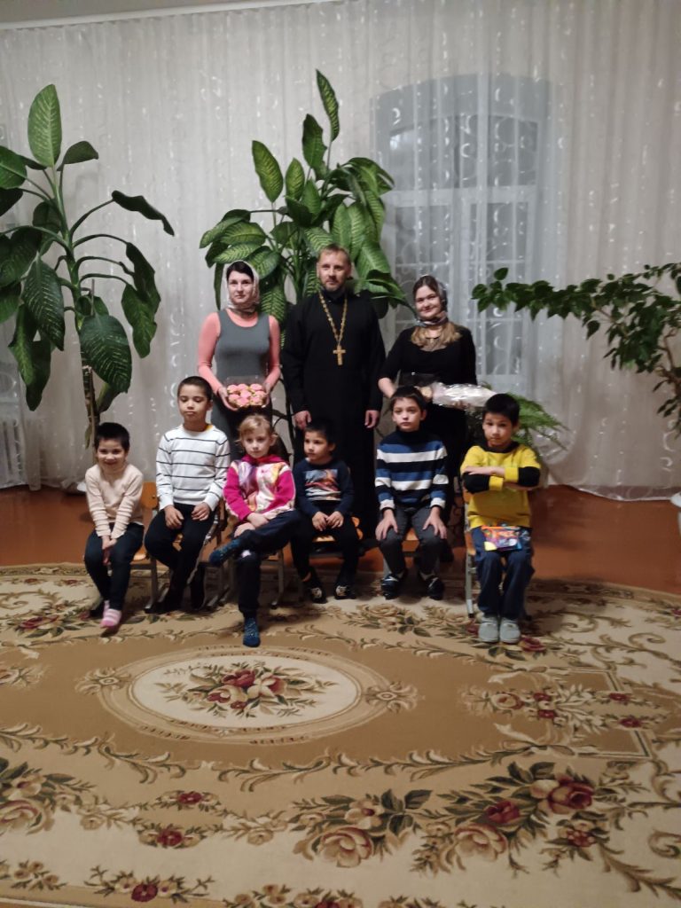 Клирик епархии посетил ошмянский детский социальный приют Клирик епархии посетил ошмянский детский социальный приют